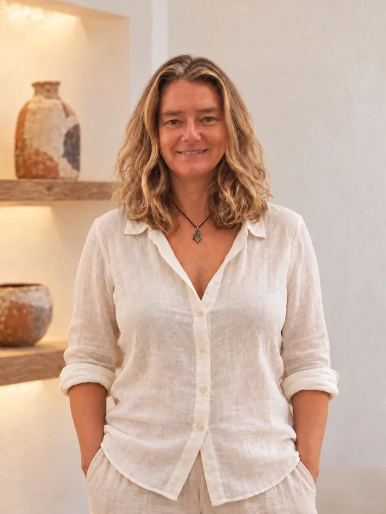 Leticia Antúnez, de pie junto a unas estanterías con piezas de cerámica artesanal