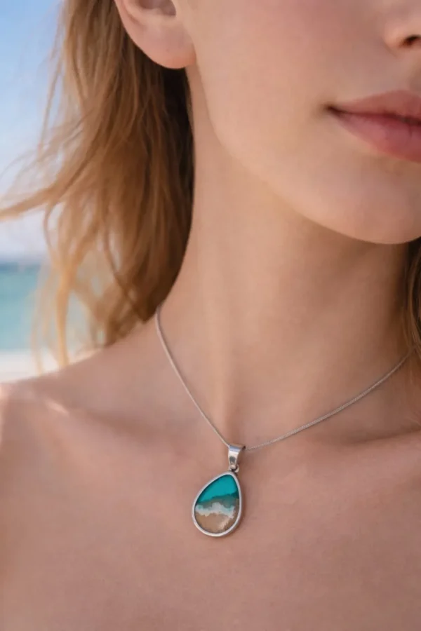 Collar con colgante en forma de gota que imita la orilla del mar