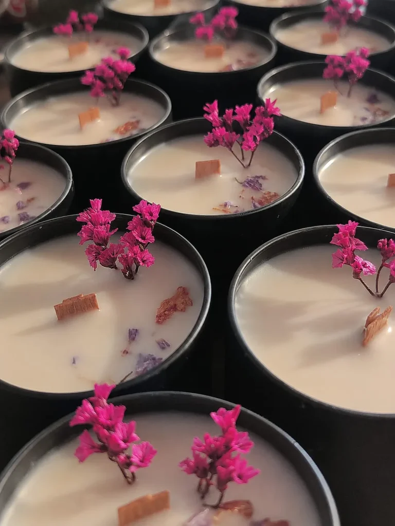 Velas recién hechas en latas negras durante la producción